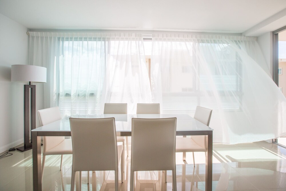 404 - 2 Bedrooms Apartment - In-Room Dining