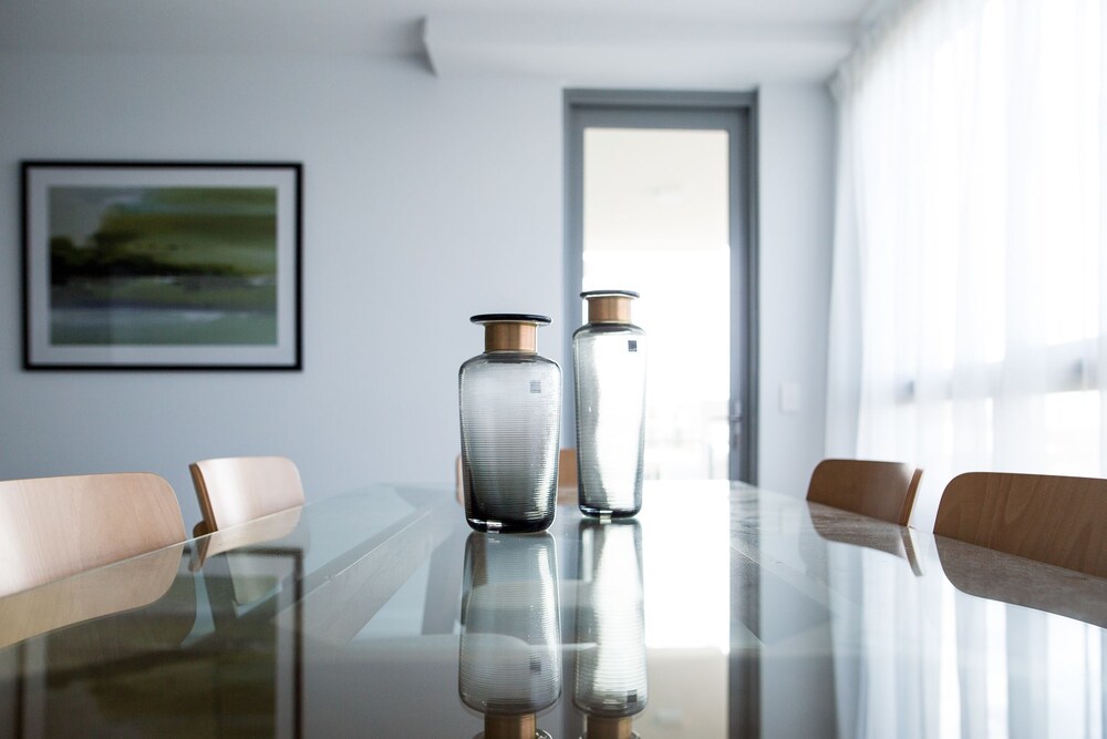 805 - 2 Bedroom Apartment with Ocean View - In-Room Dining