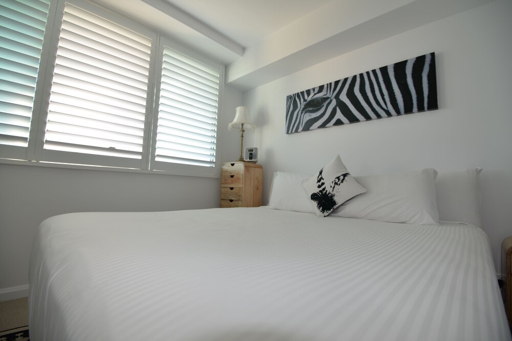 402 - 1 Bedroom Apartment - Guestroom