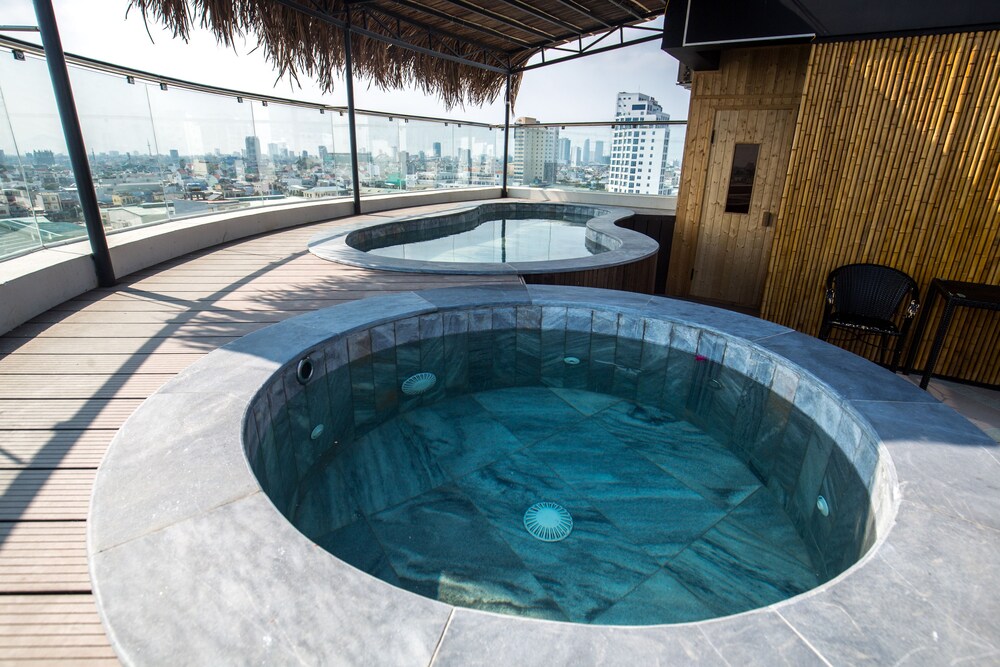 Bồn tắm spa ngoài trời