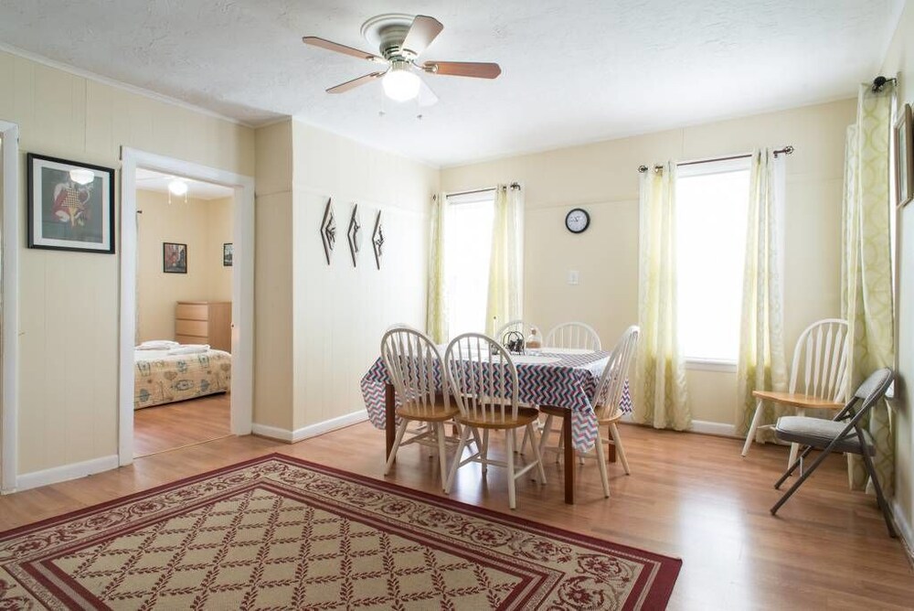 Second Floor 3-4 Bedrooms Apartment - In-Room Dining