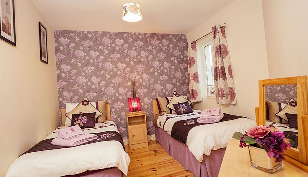 Comfort House, 4 Bedrooms, Accessible, Courtyard Area - Guestroom