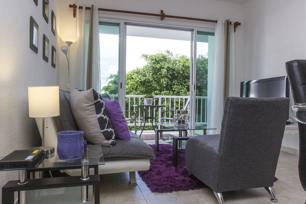 Basic Apartment, 2 Bedrooms, Pool View - Living Room