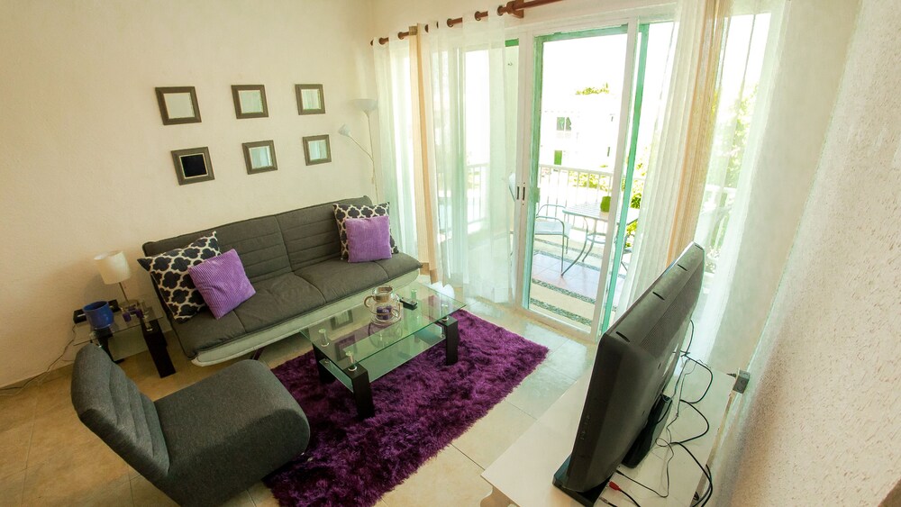 Basic Apartment, 2 Bedrooms, Pool View - Living Room