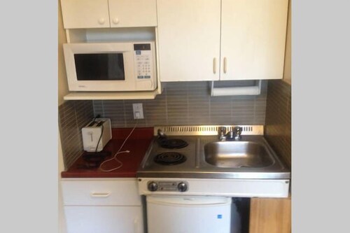 Studio (App.: 15, Berry Uqam) - In-Room Kitchenette