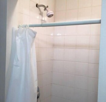 Basic Studio, 1 Double Bed - Bathroom Shower