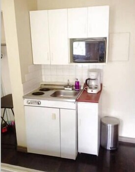 Studio (App.: 10, St Hubert) - In-Room Kitchenette