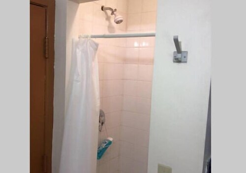 Basic Studio, 1 Double Bed - Bathroom Shower