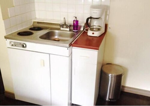 Studio (App.: 10, St Hubert) - In-Room Kitchenette