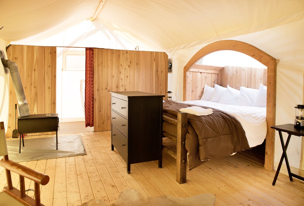 Stargazer Tent - Private Bath - Room