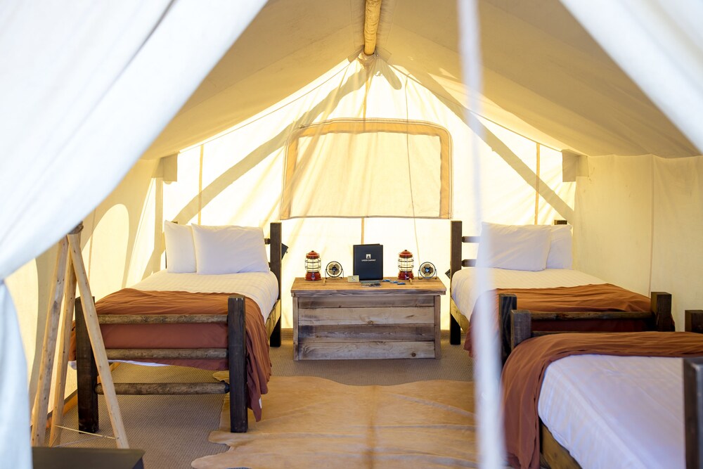 Safari with 3 Twin Beds - Shared Bath - Room
