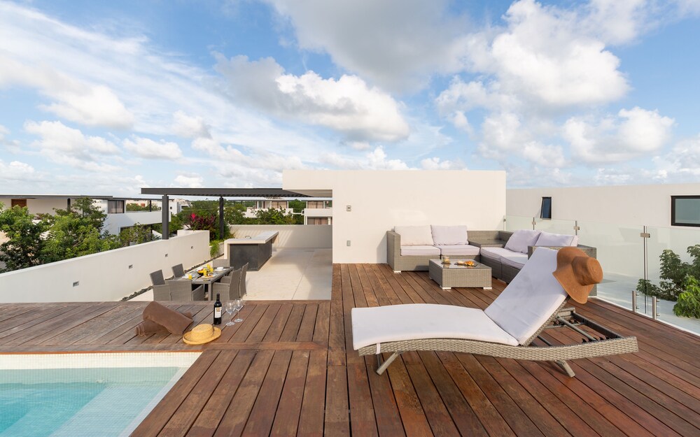 Terraza o patio: Penthouse panorámico, 3 habitaciones, piscina privada