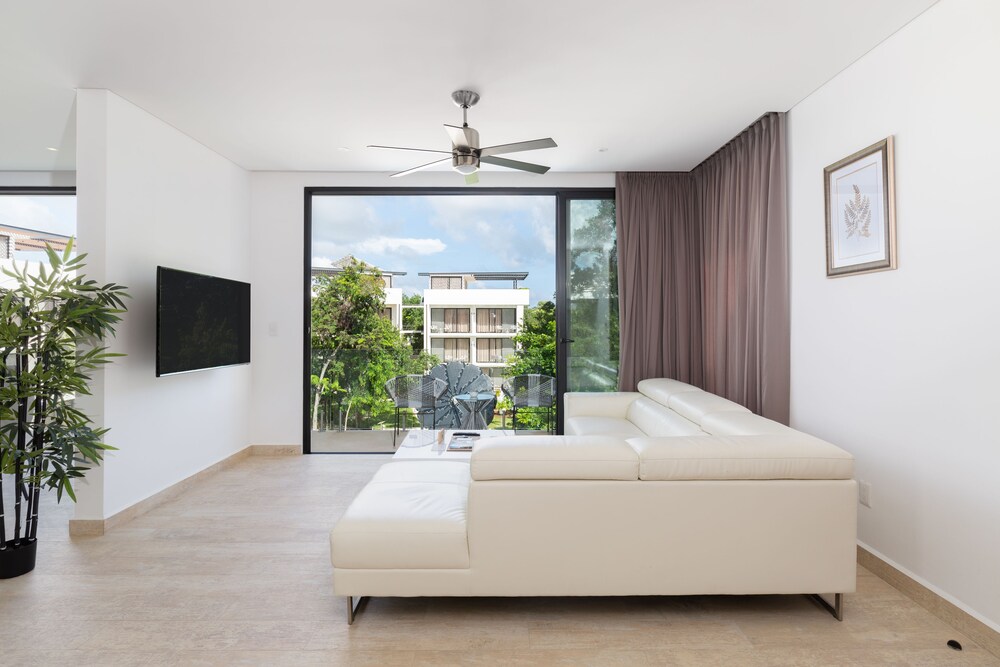 Sala de estar: Penthouse panorámico, 3 habitaciones, piscina privada