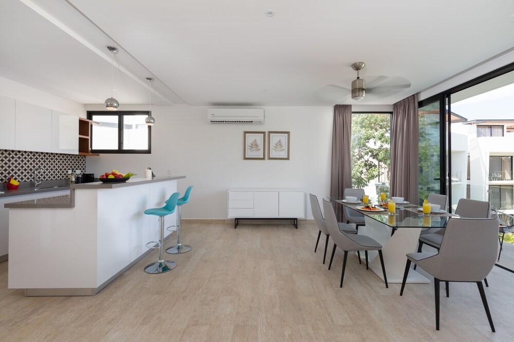 Cocina en la habitación: Penthouse panorámico, 3 habitaciones, piscina privada