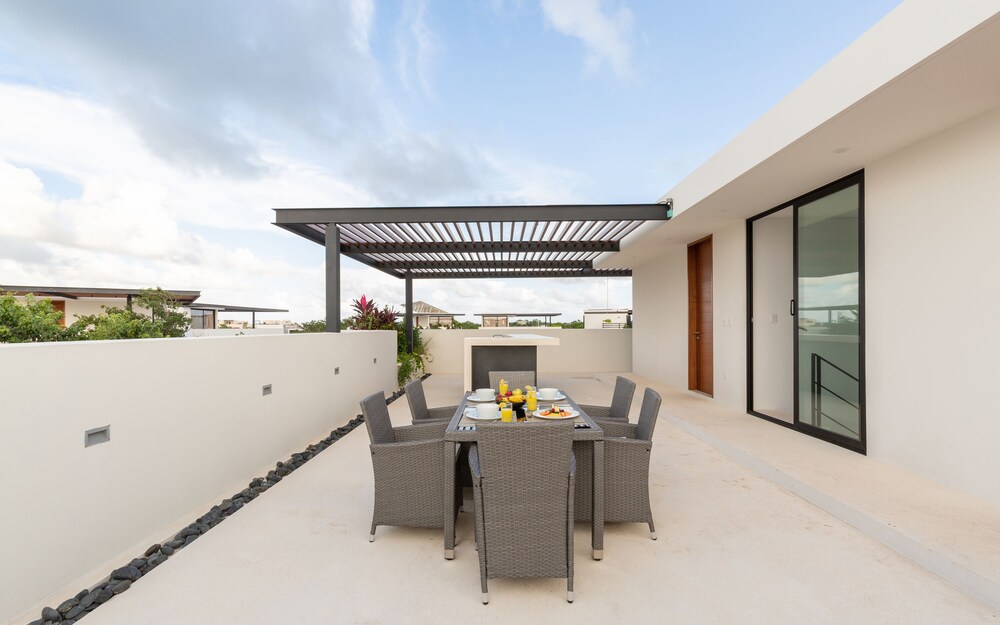 Terraza o patio: Penthouse panorámico, 3 habitaciones, piscina privada