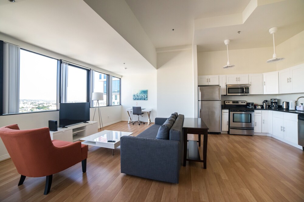 Panoramic Suite, City View - Living Area