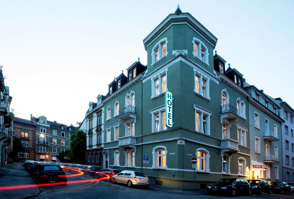 Hotelfassade am Abend/bei Nacht