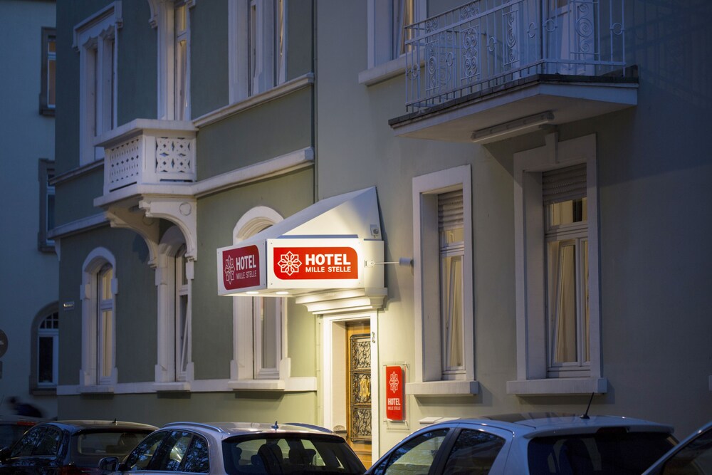 Hotelfassade am Abend/bei Nacht