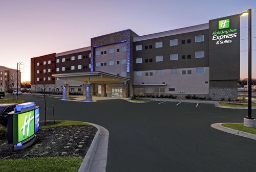 Holiday Inn Express & Suites Lenexa - Overland Park Area
