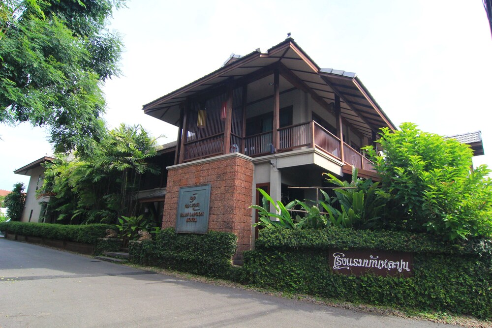 ด้านหน้าของโรงแรม