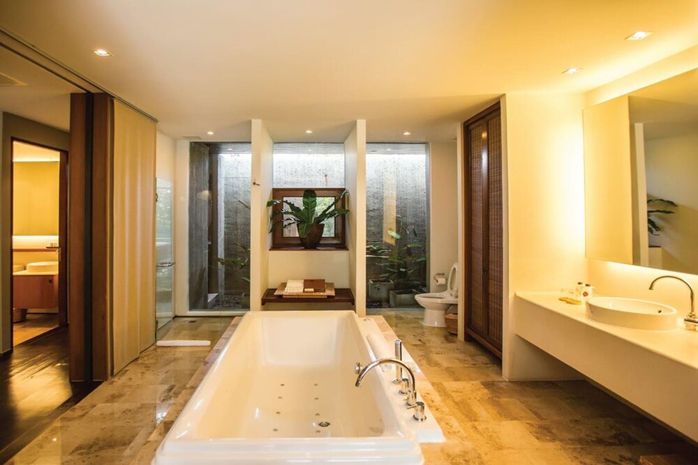 Deep Soaking Bathtub