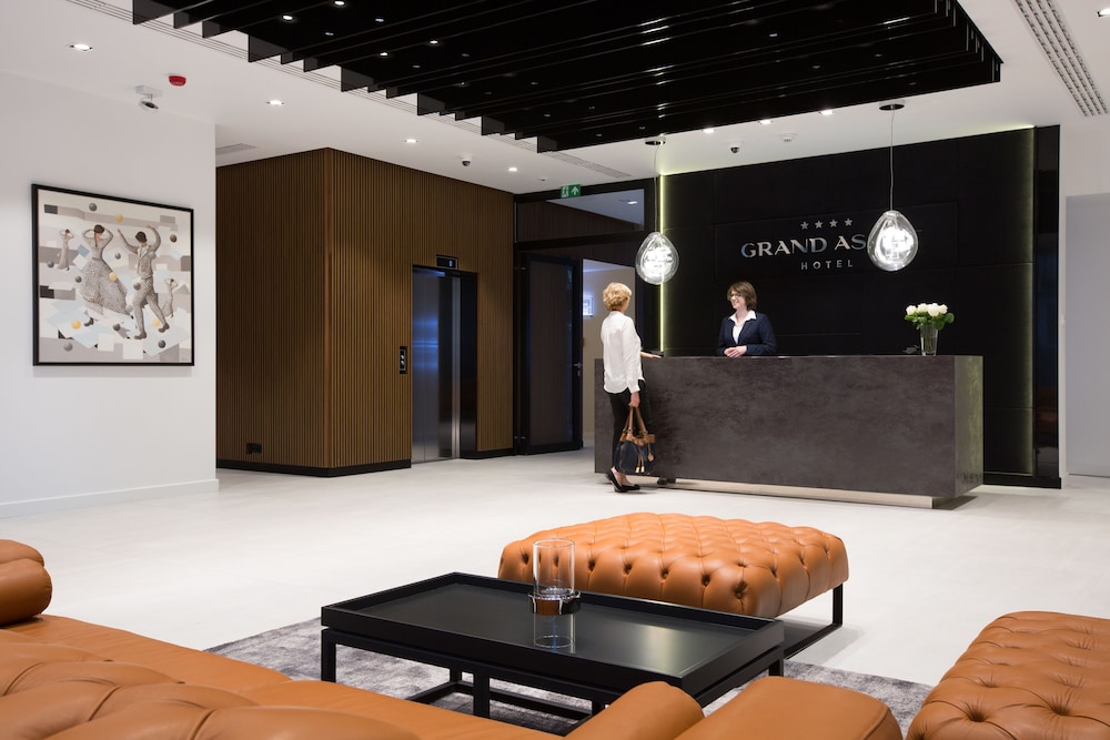 Lobby-lounge