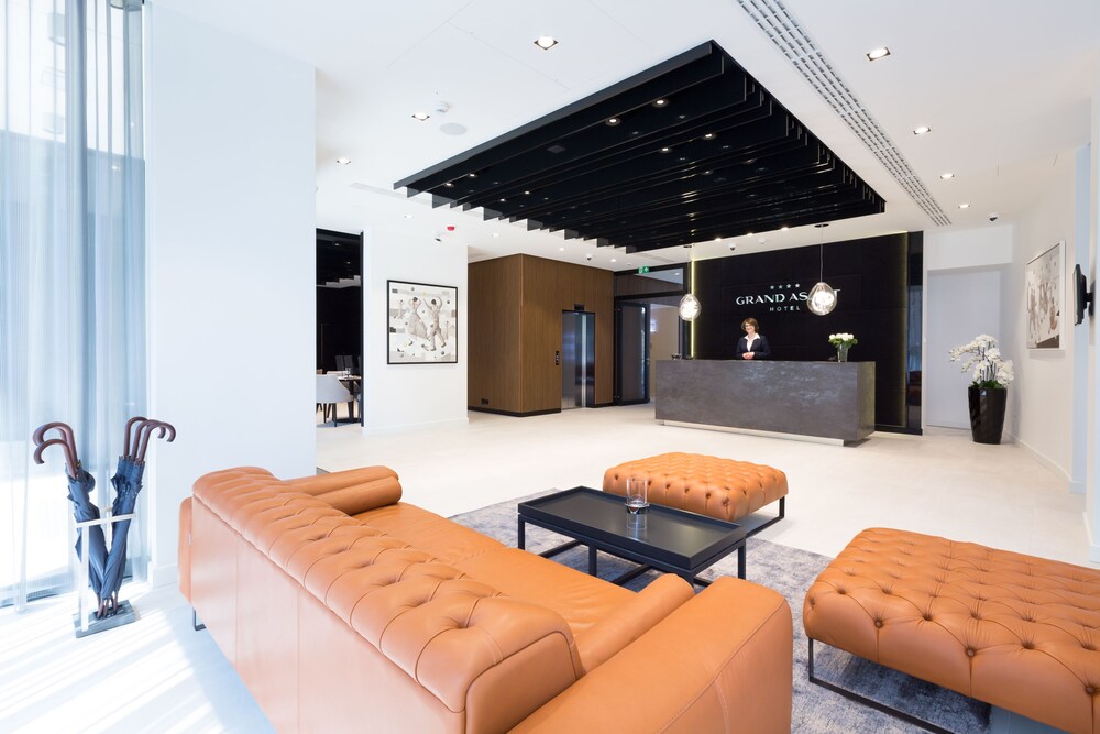 Lobby-lounge