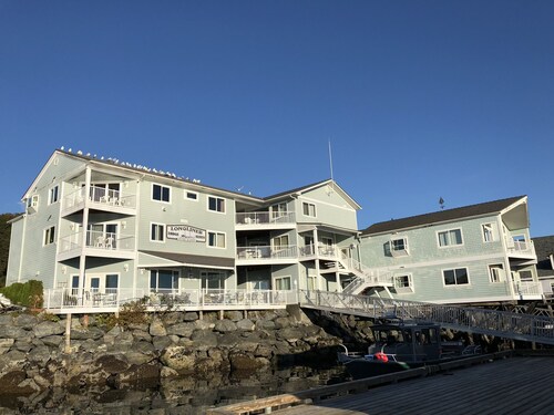 Longliner Lodge and Suites