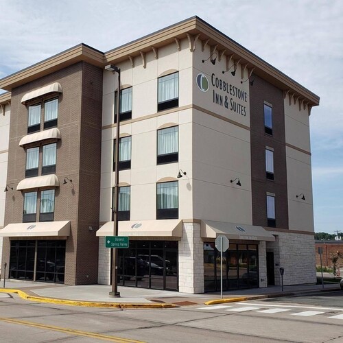 Cobblestone Inn & Suites at UW Stout Downtown Menomonie