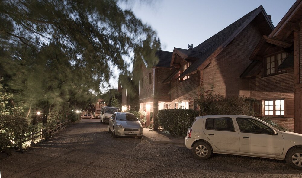 Fachada del hotel de noche