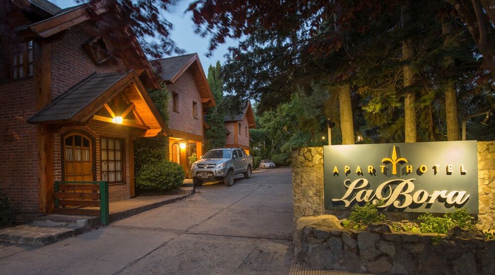Fachada del hotel de noche
