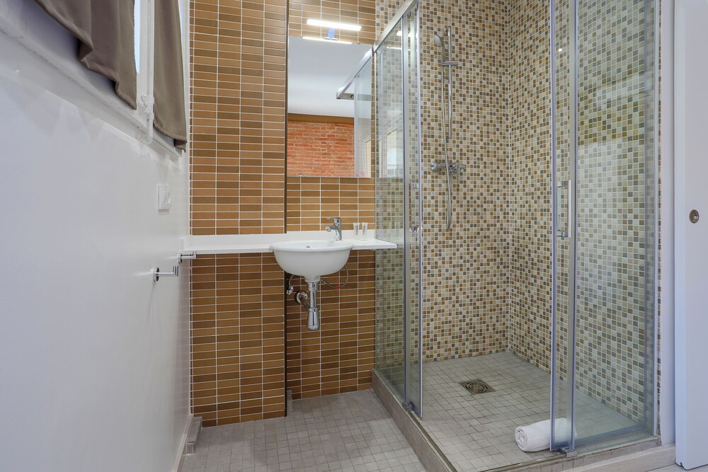 Apartment, 3 Bedrooms (1242) - Bathroom Shower