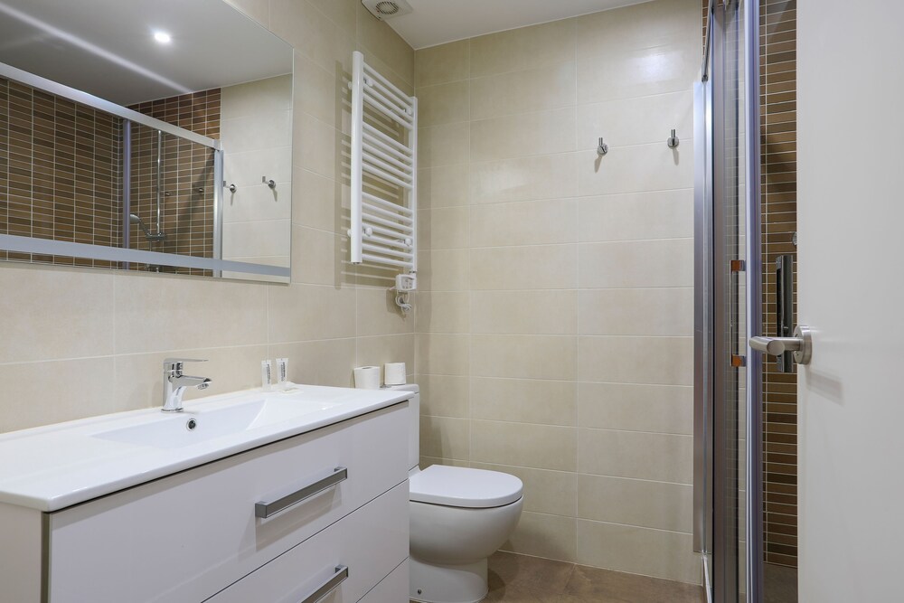 Apartment, 3 Bedrooms (1242) - Bathroom