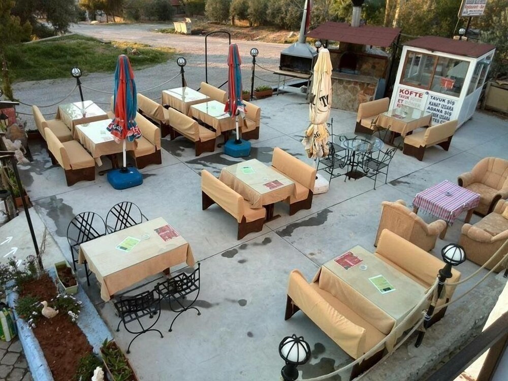 Tempat Makan Luar Ruangan