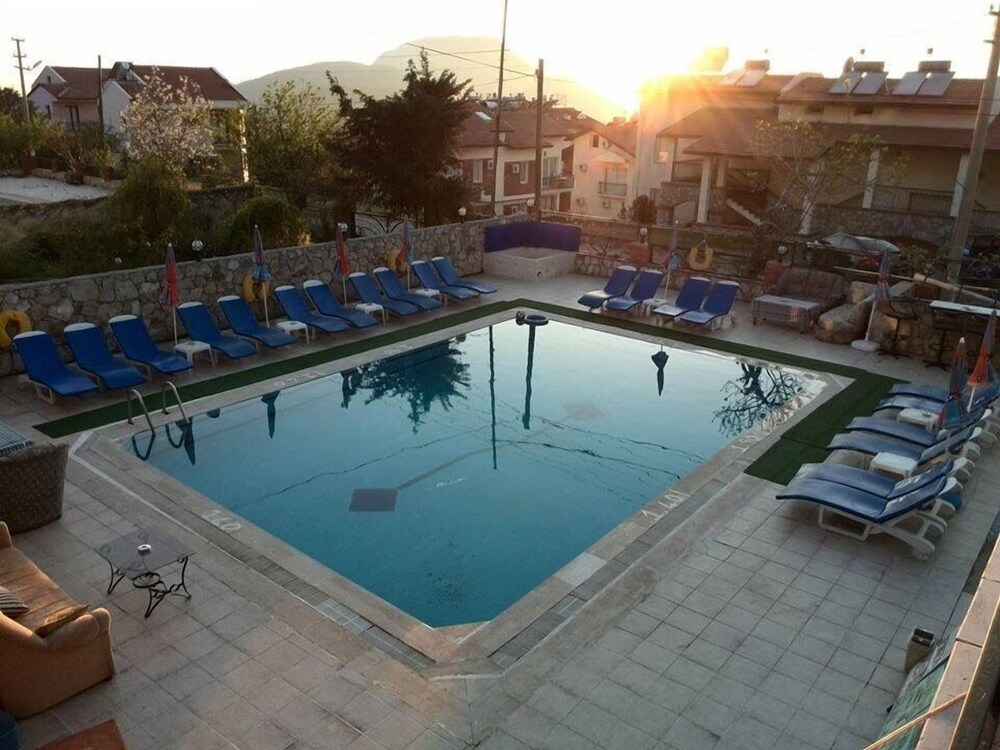 Kolam Renang Luar Ruangan