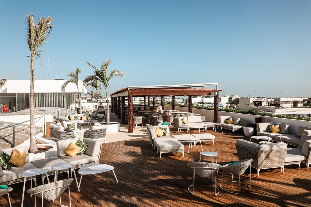 Poolside Bar
