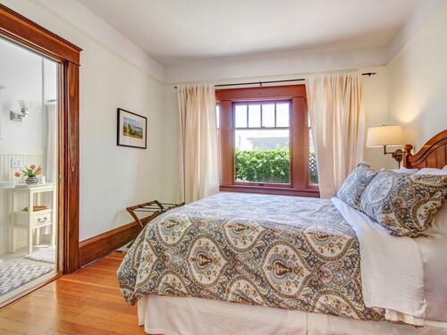 Bungalow at Sonoma's Historic Plaza! - Includes Wine Tasting Passport