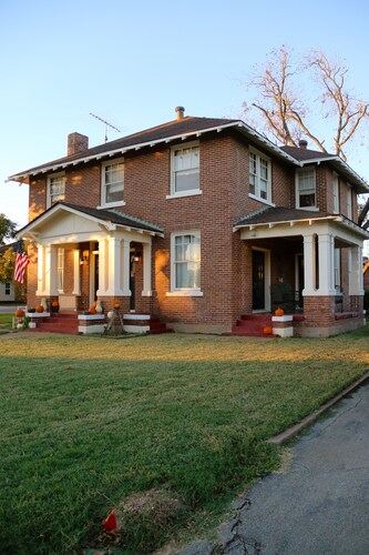 The Oak House in historic West, TX Minutes from Magnolia Silos & Baylor