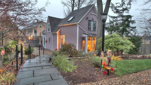 PERIWINKLE COTTAGE #2 - OPEN ALL YEAR - walk to everything, parking, wifi, quiet