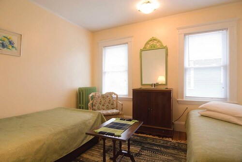 STUNNING RENOVATED SUNNY 1400SF 4 BEDROOM VICTORIAN STYLE APARTMENT FREE PARKING
