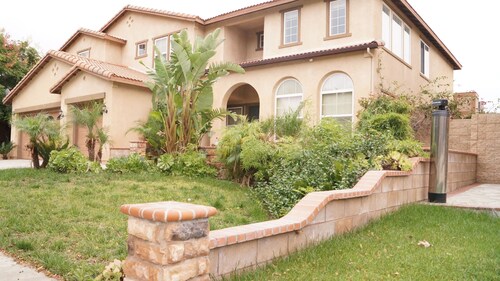 4 Bedroom/2.5 Bath Huge & Comfortable House In Safe Area!