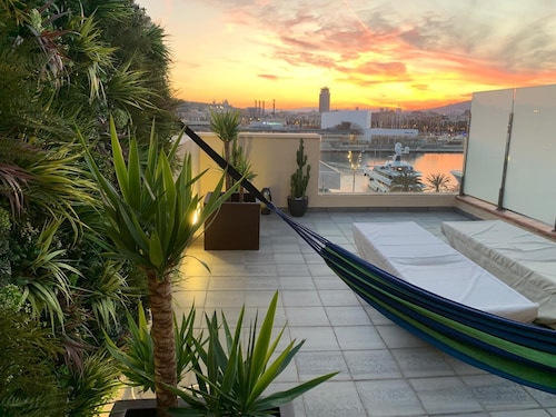 31 Nights Plus - LUXURY AIRCON BEACH APARTMENT BARCELONA WITH INCREDIBLE VIEWS