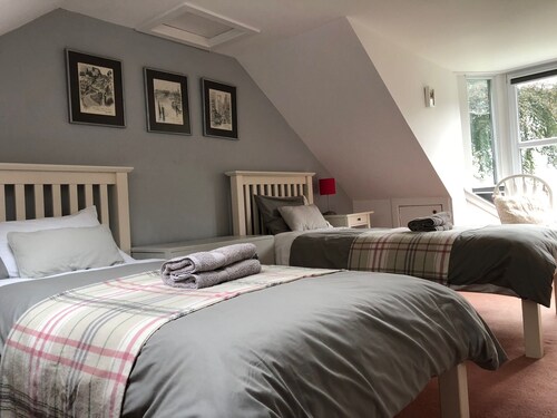 Luxury Cottage, big garden, AGA, Loch/Mountain Views. Cinema Room & Log Burner