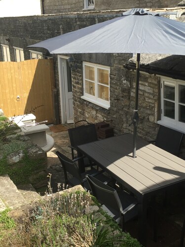 Cosy character cottage with wood burning stove, sleeps 5 + baby/toddler.
