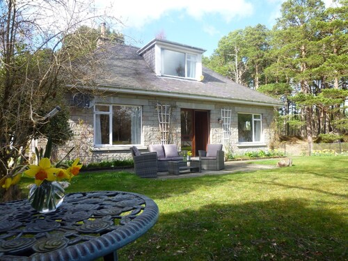 Fabulous location, luxury lodge for 8, hot tub, garden, garage, dogs welcome