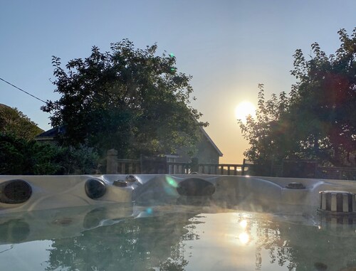 Lovely cottage in Snowdonia, private hot tub, by mountains & award winning beach