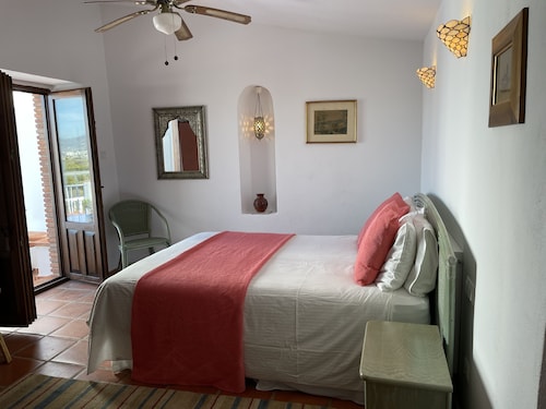 A home from home in the heart of the village with free wifi, Spanish and UK TV