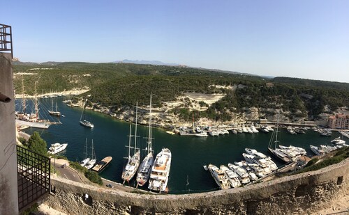 Dans la citadelle, appartement 2 pièces vue sur le port