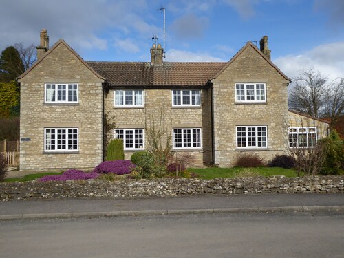 Spacious House 3 ensuite bedrooms, sleeps 6, Centre of Helmsley, Pet friendly,