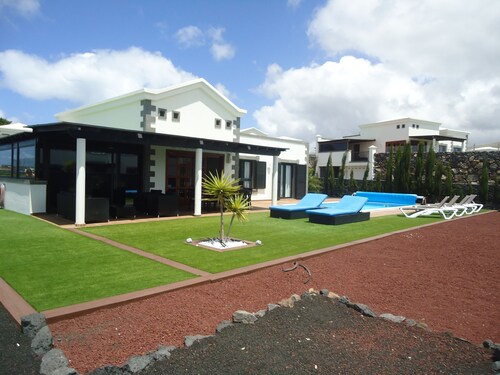 Villa independiente de lujo, piscina privada climatizada, wifi gratuito y UK / Euro TV inc Sky